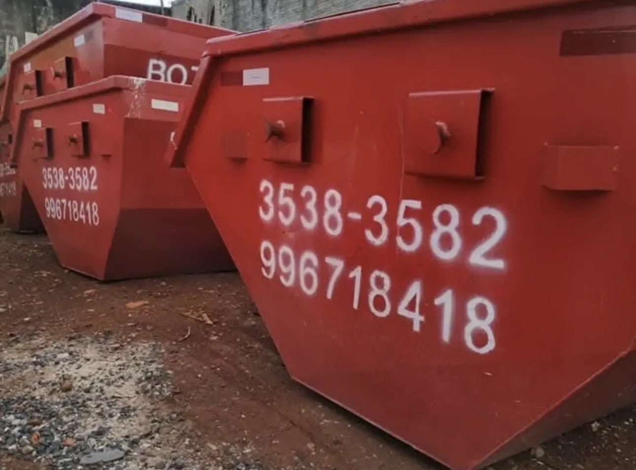 Caçambas vermelhas disponíveis para locação na Bota Fora Melo