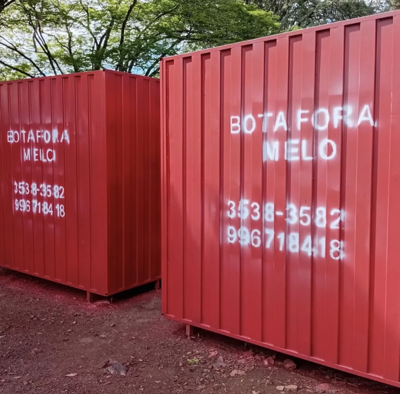 Containers depósito vermelhos da Bota Fora Melo