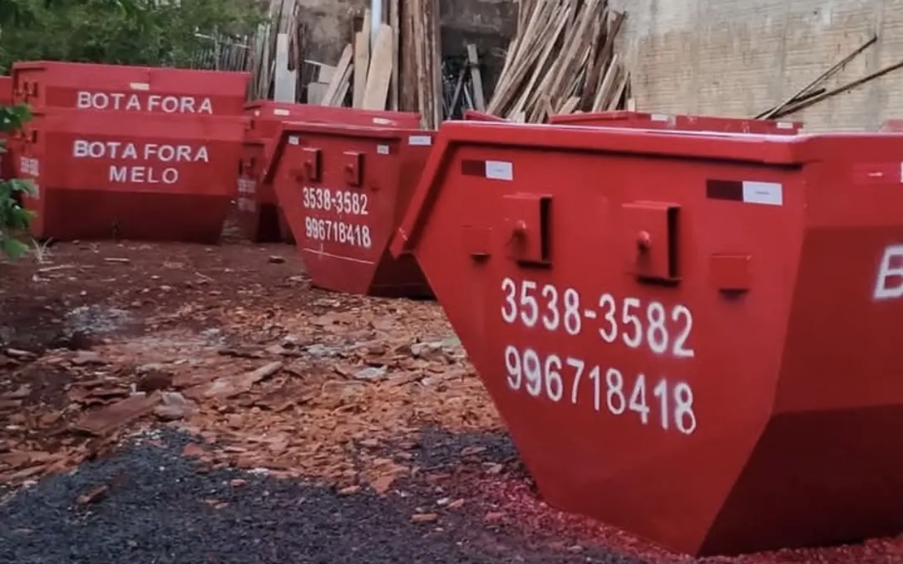 Pátio com caçambas da Bota Fora Melo